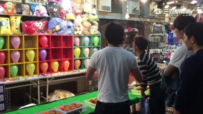 日職金手套逛夜市　大破棒球九宮格！
