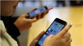 低頭族是意圖(AP)