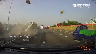變換車道失控　貨車自撞安全島翻4圈
