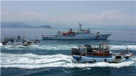 海巡署船隻.海洋.海巡隊.漁船（圖／翻攝自行政院海岸巡防署海洋巡防總局第十一海巡隊fb）