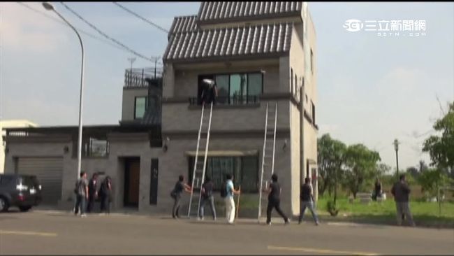警荷槍架梯攻堅 阿婆「淡定」過馬路