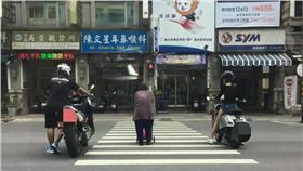 路上看到重機檔車讓阿媽過馬路（圖／翻攝自爆料公社）