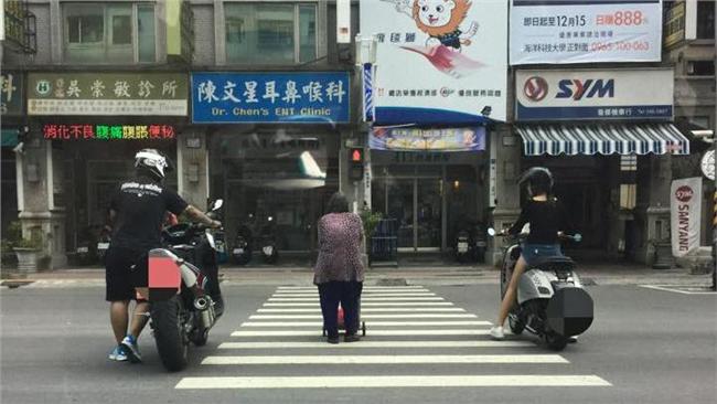 台灣最美風景！　騎士護送阿婆過馬路