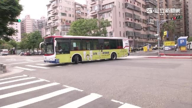 單車阿伯闖紅燈　緊貼公車驚險迴轉