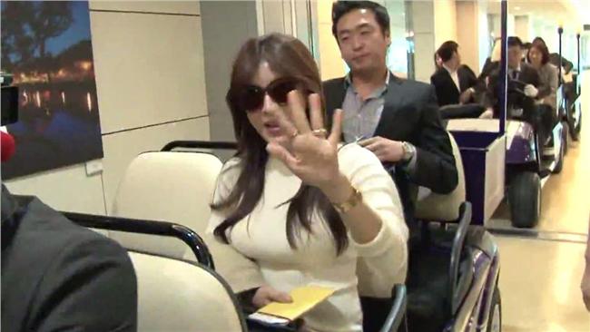 穿著簡單氣質非凡！河智苑為金馬抵台