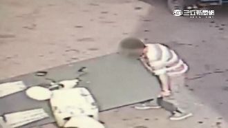 臂力驚人！竊賊扛百斤看板回收變賣