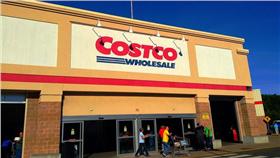 costco,基因改造鮭魚(Mike Mozart https://www.flickr.com/photos/jeepersmedia/15433538162/in/photolist-pvNVcy-fUT3By-5kSj91-HazKT-7pAaQ9-7buFQk-pekv1p-pdpAwy-a7CR77-dWyCL1-dWyCHG-dFhSpo-4MEUnG-x1G4UF-7koY5E-gef1ag-8c15Jq-6aHqoq-rYiJy-geeBLm-8MVVUT-883X82-wsCeGy-5L7cuo-8jdeTv-c6Hpcy-5X6mVr-85VQq9-c83vC9-9oqvwq-i2xKRt-pfeJQM-pdpAR1-nMAeoP-JeGw-6GtRqQ-6GpMqF-kkmtD6-4fmB8N-pHDJzk-8oqgSt-7HEi39-5phgYY-fg8wik-nNCnAh-dzRUoy-cEbNYh-dVhMCr-rKPgyz-nu1BCq)