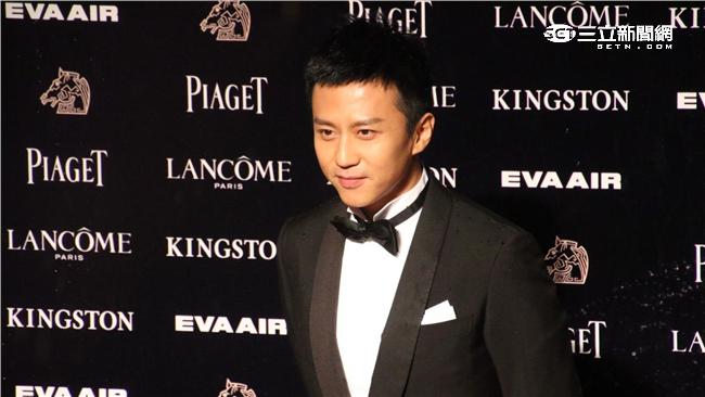 人氣爆棚！鄧超自爆穿紅內褲求好運