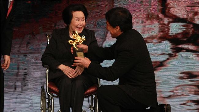 李麗華獲終身成就獎　成龍跪著獻獎