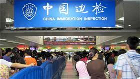 通關、機場、中國（圖／攝影者MacDX1, Flickr CC License）https://www.flickr.com/photos/macdx1/3987789600/in/photolist-iNkbfA-8Gj8sr-8Gni7s-4ePSZc-4eTRA1-5qd91K-7wkQGU-cSfRfN-4nGZQW-krRrw-6UDB98-6Q8uQc-7YjaT4-a4MYfU-i9yB1-2PDL3V-5mc6DY-Mtn8E-a4nRWP-4ZWZUx-p2Ti1P-5ooaNv-bRjA9X-nLLRas-gRmeHy-kK7vv-pjn2GZ-qe1VPG-7n3YVE-adVnf4-qe2Kib-qvvWCq-7KscQi-4DYWrA-ea4tJ-5gDvoi-75ouxG-75ou3u-75osV7-5h85a2-2megz7-5N2uGn-7wkQF1-4r1d4a-s8htv-cSfSCA-4G2ZA2-8fP7YS-qsScu2-fqHBvM