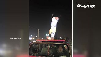 壽星五花大綁綑車頂　遊夜市慶生觸法