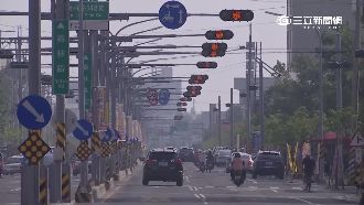 台南奇景！紅綠燈多到如「蜈蚣腳」