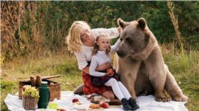 棕熊,野餐 （圖／翻攝自每日郵報）