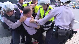 沒搭到公車暴走　男拆雨刷狠揍司機