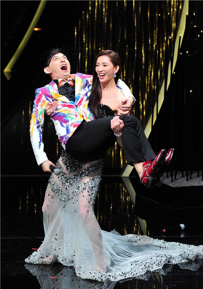 黃子佼、林志玲「愛的抱抱」