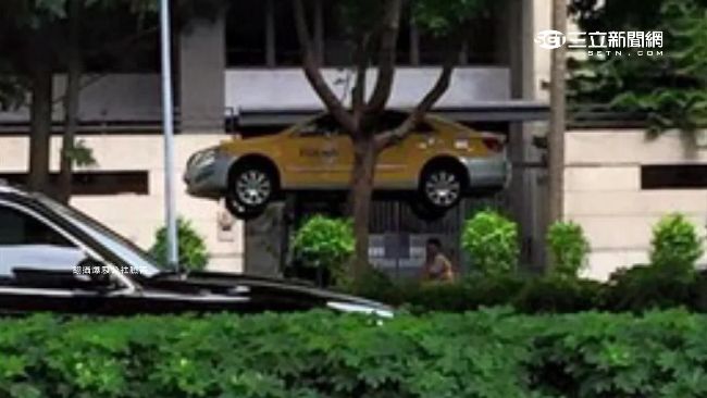 高手在人間？　街頭驚現「飄浮小黃」