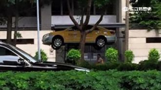 高手在人間？　街頭驚現「飄浮小黃」