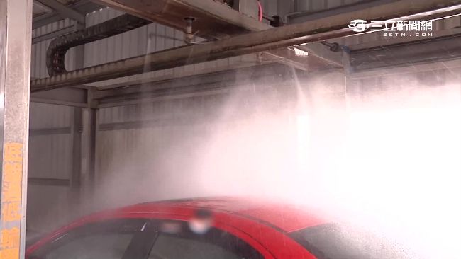 扯！歡送同事離職丟洗車機「沖死他」