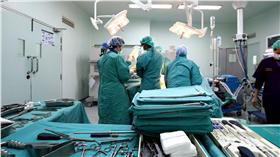 醫療-醫院-手術-https://www.flickr.com/photos/phalinn/8116024703/in/photolist-dnbKop-dnbShn-cw2MPj-9ASSCn-89miKd-8mh8fz-bBc1aE-4SFz6v-deHqYT-87awi2-hH7xAq-auYM21-aaWgvM-8LjbG2-85wXi2-auYKF1-i5M92M-a5tAAd-5Yt79V-dnbPgU-7gcWHd-cxPL9w-hgcVg2-dnbWk9-89hR6z-Afa35-mHJx46-dnbLe4-wN47cM-89miSu-cUiMf1-hgcwnB-poKPPk-5QRFfo-dnbNru-qF1k4-BaYZs-bFXRHZ-dnbJRV-dnbTn6-85A7dQ-8KFUqp-hgbv47-hgbNsq-hgcLQK-hgaSWt-hgaC6r-aaWeLv-8YbPPA-oYWwus