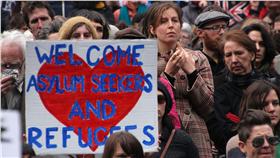 難民－https://www.flickr.com/photos/takver/9377515138/in/photolist-fhEdxu-6UJcuE-fhpYGe-ntKPoV-7mVcae-7mB5sa-6guPby-dY3Jv5-6gsBhd-6gq1CH-H3dFd-ArWe8f-9gKa6U-mCuqGY-6UEaBz-6UE9EX-6UJbWL-4WJurd-6UE8G4-6UJbbo-dfsZLx-6UEahD-kTM37c-8xotjM-AvrLAq-oc9ecN-ehqWz3-7GQPi6-vshmKH-cvNZqL-NeKoF-6UJdpA-6tBAzU-mCujtA-zw6xP1-42uwji-6UEaEM-6UJeKh-6UJeGj-6UJeCY-6UEaoc-6UJexf-6UJes1-6UEaae-6UJegN-6UEa1T-6UE9Xp-6UJe6Y-6UJe4A-6UE9Pt