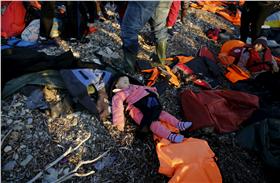 難民擁入希臘萊斯沃斯島。 （圖／路透社／達志影像）