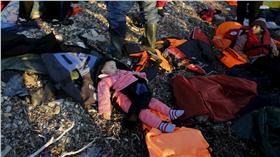 難民成功登上希臘小島。 （圖／路透社／達志影像）