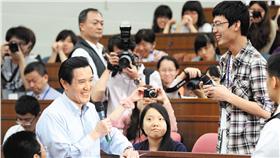 馬英九和中國學生談話（資料照／翻攝自微博）