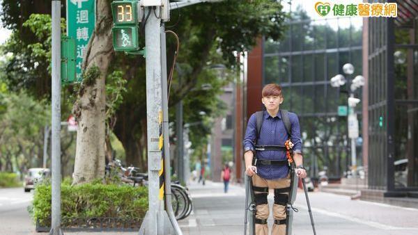 以色列鋼鐵人科技　助癱瘓傷友站立行