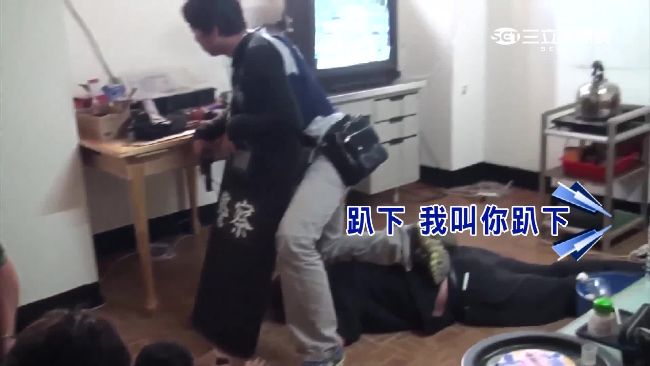 開毒趴竟遭警破門入　嫌棄毒躲頂樓