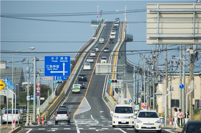 垂直90度的橋　這些車怎麼開上去的