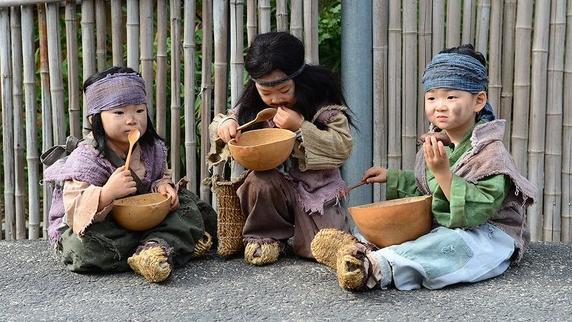 《超人》三胞胎變乞丐　討食模樣超萌