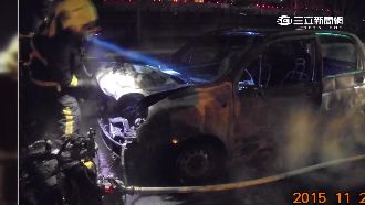 車內燒炭竟「發爐」！火勢燒毀三台車