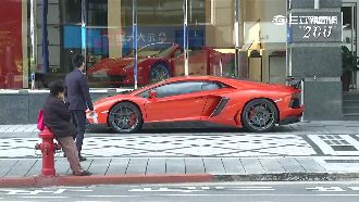 千萬超跑隨便停　整個人行道變停車場