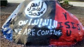 ISIS,石頭,標語,美國,大學(Alex Welsh https://twitter.com/Colorblind_Alex)