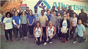 Deron Williams感恩節活動（圖／取自小牛隊推特）