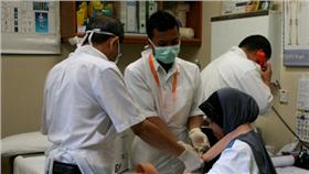 醫師/(圖／攝影者Phalinn Ooi, flickr CC License )
https://www.flickr.com/photos/phalinn/5649577174/in/photolist-9Beyt1-yja8G-4eyAU-3hEAw7-gNk9-61iwYg-rYqFW-52pe1-49z8HK-D61Wh-gJ2C-tjFeb-tjF7X-3qv2pE-89hMFt-7prycD-83iBHF-7pvrbE-anoMTQ-o1RURZ-7KWLY5-dWzzsH-7pvkko-52pdU-52pdA-89hXPe-7viGju-dB15mW-doV5kt-fuYukw-2Eippg-rvptpw-7aZMw1-e81VC6-6GPxcY-6GKpxT-o2sJ4b-vNULSH-mUBptf-mUBp6w-f1i8us-73Kyy7-7jHcWB-o3WuX6-6GKiYg-qv6yPT-mtu9sX-nxeJG7-qnDjgK-7rZ6v7