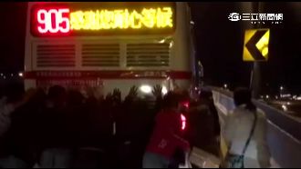 公車拋錨卡在閘道　20人合力推車