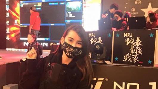 這樣也能放閃！昆凌「借位」曬全家福