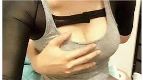 反手摸乳,胸部▲圖／翻攝自china.com