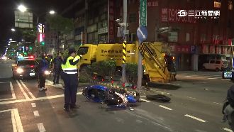 影／疑右轉沒注意　垃圾車輾機車騎士