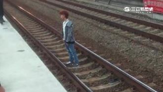 火車都要來了！兩外勞月台鐵軌一直打