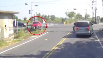 轉彎後撞車　嚇壞車內一歲嬰兒