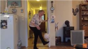 阿嬤踢球／YOUTUBE/https://www.youtube.com/watch?v=sGqtHPOzVkw