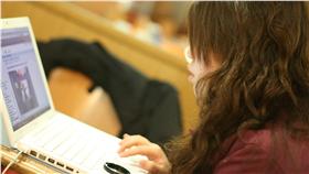 網購
翻攝ｆｌｉｃｋｒ
https://www.flickr.com/photos/hairworm/3455832792/in/photolist-6go3G1-55j9F5-5Dvzip-49a7Lp-u8Vud-bEt6Zi-5Na6pw-rL4tYo-2UBBPR-5Duga8-9Dki7S-78bZra-4wH6es-7uZ8f6-5SzfCh-5yneEm-r3dSZS-7M9YfZ-5Wox3m-7HuqBr-8pYRu8-7RS4Gx-8soHax-62pJBX-D6Gg9-8NsMYA-62UkwL-KvvG3-5h8jnn-8GLeAc-3y5rZg-95nytW-KvzwC-5jwLFg-43YXfN-5qFtXW-fFomZr-66WACQ-gLvdd-azHyuN-8HMMyv-bmMd7M-qLsHEE-5GwSZn-4uv8GA-38VktK-8wfK96-9xheqe-8e1nxZ-8bLfG4