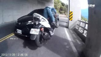 影／縣議員貪快超車　騎士撞上後彈飛