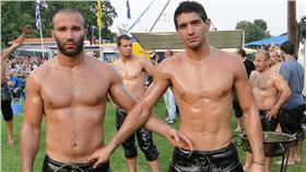 土耳其橄欖油摔角（Turkish Oil Wrestling）（圖／翻攝自buzzfeed）16:9
