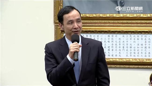 坐不滿改用站的？朱立倫換「新口號」