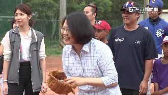 小英太拚了！　遭攝影師捕捉各種萌照