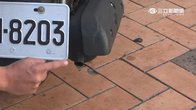 巴士轉彎機車閃　「車牌太長」仍遭撞