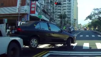 拖吊車過彎大甩尾　遭拖轎車險撞來車